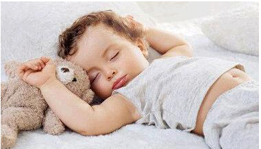 睡眠有助于孩子的生长发育，在夜间成长